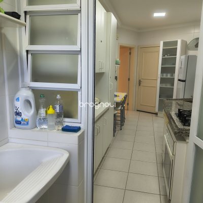 Apartamento com 139m², 3 quartos (sendo 2 suítes), 4 garagens, no bairro Jurerê Internacional em Florianópolis