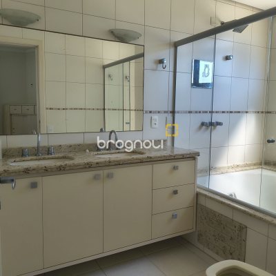 Apartamento com 139m², 3 quartos (sendo 2 suítes), 4 garagens, no bairro Jurerê Internacional em Florianópolis