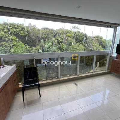 Apartamento com 105m², 3 quartos (sendo 3 suítes), 2 garagens, no bairro Jurerê Internacional em Florianópolis