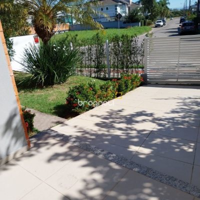 Casa com 173m², 4 quartos (sendo 3 suítes), 2 garagens, no bairro Cachoeira do Bom Jesus em Florianópolis