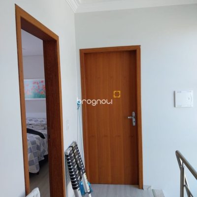 Casa com 173m², 4 quartos (sendo 3 suítes), 2 garagens, no bairro Cachoeira do Bom Jesus em Florianópolis