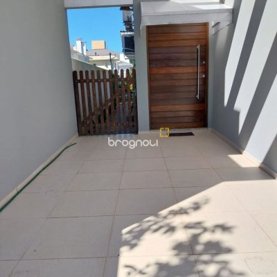 Casa com 173m², 4 quartos (sendo 3 suítes), 2 garagens, no bairro Cachoeira do Bom Jesus em Florianópolis