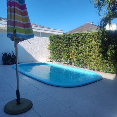 Casa com 173m², 4 quartos (sendo 3 suítes), 2 garagens, no bairro Cachoeira do Bom Jesus em Florianópolis