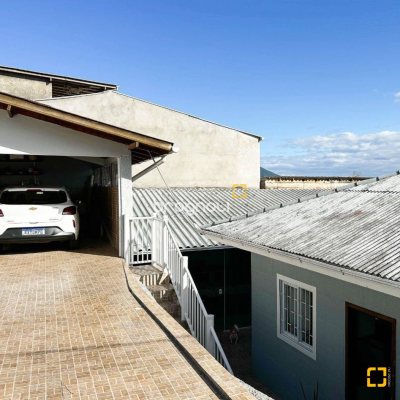 Casa com 110m², 3 quartos (sendo 1 suíte), 2 garagens, no bairro Costeira do Pirajubaé em Florianópolis