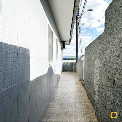 Casa com 110m², 3 quartos (sendo 1 suíte), 2 garagens, no bairro Costeira do Pirajubaé em Florianópolis