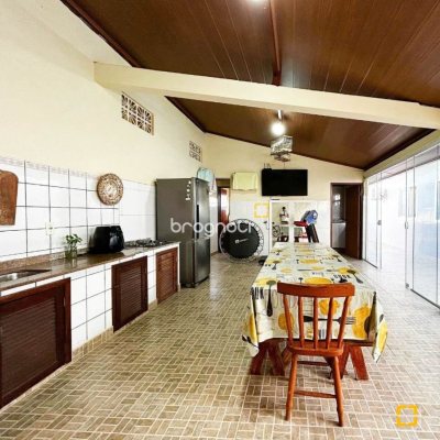 Casa com 110m², 3 quartos (sendo 1 suíte), 2 garagens, no bairro Costeira do Pirajubaé em Florianópolis
