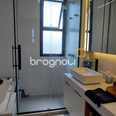 Casa com 236m², 4 quartos (sendo 3 suítes), 4 garagens, no bairro Jardim Anchieta em Florianópolis
