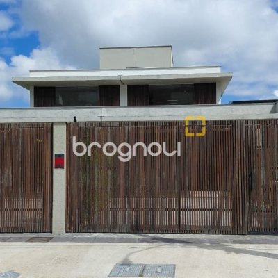 Casa com 236m², 4 quartos (sendo 3 suítes), 4 garagens, no bairro Jardim Anchieta em Florianópolis