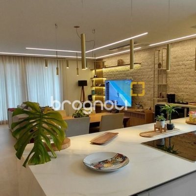 Casa com 236m², 4 quartos (sendo 3 suítes), 4 garagens, no bairro Jardim Anchieta em Florianópolis