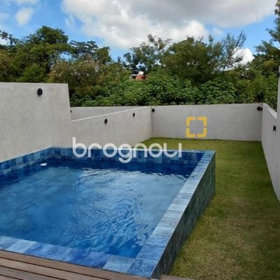 Casa com 236m², 4 quartos (sendo 3 suítes), 4 garagens, no bairro Jardim Anchieta em Florianópolis