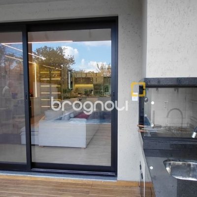 Casa com 236m², 4 quartos (sendo 3 suítes), 4 garagens, no bairro Jardim Anchieta em Florianópolis