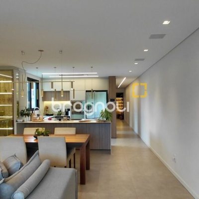 Casa com 236m², 4 quartos (sendo 3 suítes), 4 garagens, no bairro Jardim Anchieta em Florianópolis