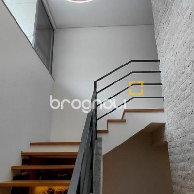 Casa com 236m², 4 quartos (sendo 3 suítes), 4 garagens, no bairro Jardim Anchieta em Florianópolis