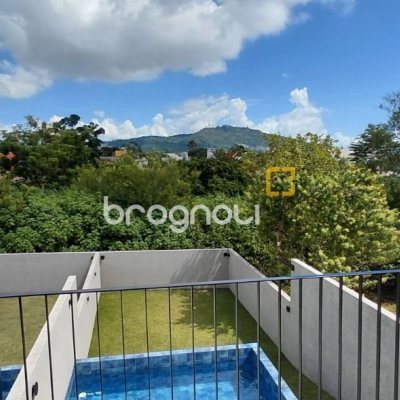Casa com 236m², 4 quartos (sendo 3 suítes), 4 garagens, no bairro Jardim Anchieta em Florianópolis