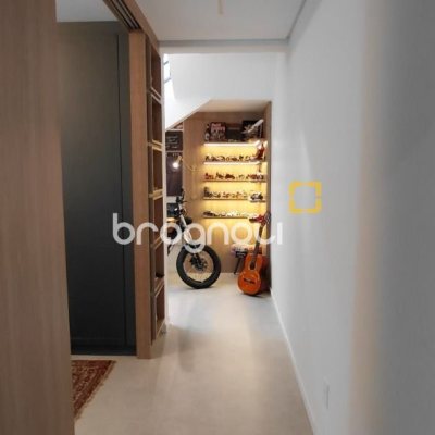 Casa com 236m², 4 quartos (sendo 3 suítes), 4 garagens, no bairro Jardim Anchieta em Florianópolis