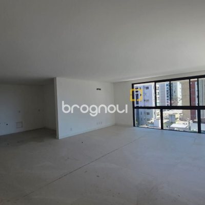 Apartamento com 152m², 3 quartos (sendo 3 suítes), 3 garagens, no bairro Centro em Florianópolis