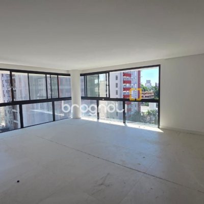 Apartamento com 152m², 3 quartos (sendo 3 suítes), 3 garagens, no bairro Centro em Florianópolis