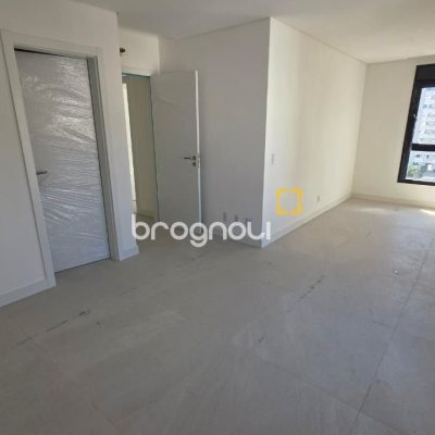 Apartamento com 152m², 3 quartos (sendo 3 suítes), 3 garagens, no bairro Centro em Florianópolis