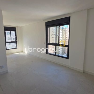 Apartamento com 152m², 3 quartos (sendo 3 suítes), 3 garagens, no bairro Centro em Florianópolis