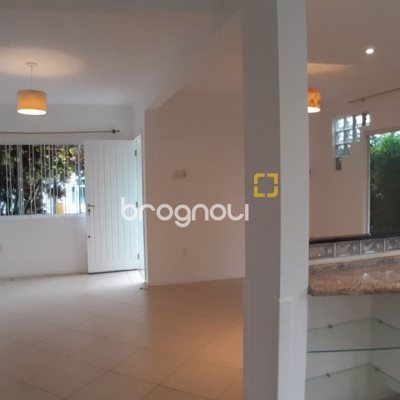 Casa com 119m², 3 quartos (sendo 1 suíte), 2 garagens, no bairro Campeche em Florianópolis