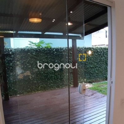 Casa com 119m², 3 quartos (sendo 1 suíte), 2 garagens, no bairro Campeche em Florianópolis
