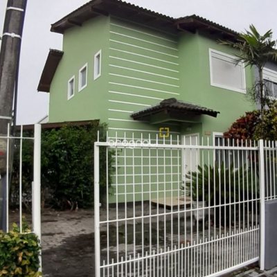 Casa com 119m², 3 quartos (sendo 1 suíte), 2 garagens, no bairro Campeche em Florianópolis