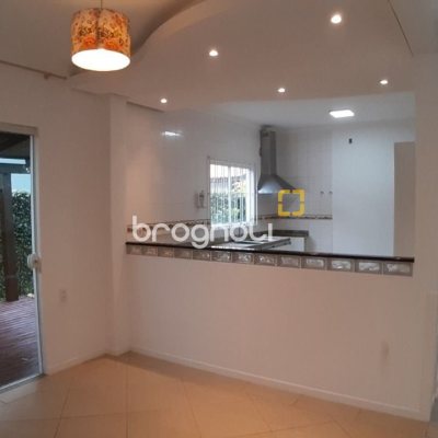 Casa com 119m², 3 quartos (sendo 1 suíte), 2 garagens, no bairro Campeche em Florianópolis