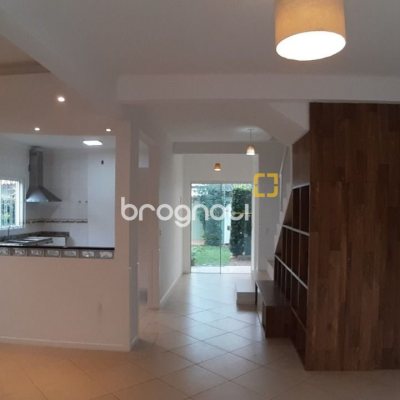 Casa com 119m², 3 quartos (sendo 1 suíte), 2 garagens, no bairro Campeche em Florianópolis