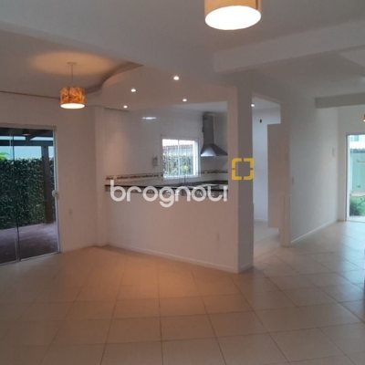 Casa com 119m², 3 quartos (sendo 1 suíte), 2 garagens, no bairro Campeche em Florianópolis