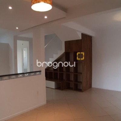 Casa com 119m², 3 quartos (sendo 1 suíte), 2 garagens, no bairro Campeche em Florianópolis