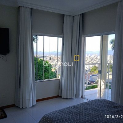 Casa de Condomínio com 301m², 4 quartos (sendo 2 suítes), 2 garagens, no bairro Bosque das Mansões em São José
