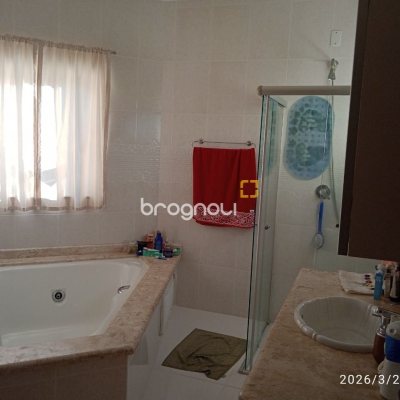 Casa de Condomínio com 301m², 4 quartos (sendo 2 suítes), 2 garagens, no bairro Bosque das Mansões em São José