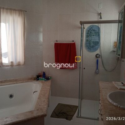 Casa de Condomínio com 301m², 4 quartos (sendo 2 suítes), 2 garagens, no bairro Bosque das Mansões em São José