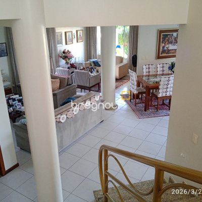 Casa de Condomínio com 301m², 4 quartos (sendo 2 suítes), 2 garagens, no bairro Bosque das Mansões em São José