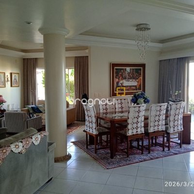 Casa de Condomínio com 301m², 4 quartos (sendo 2 suítes), 2 garagens, no bairro Bosque das Mansões em São José