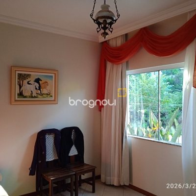 Casa de Condomínio com 301m², 4 quartos (sendo 2 suítes), 2 garagens, no bairro Bosque das Mansões em São José