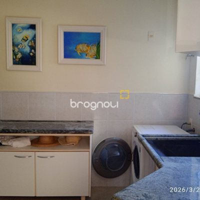 Casa de Condomínio com 301m², 4 quartos (sendo 2 suítes), 2 garagens, no bairro Bosque das Mansões em São José