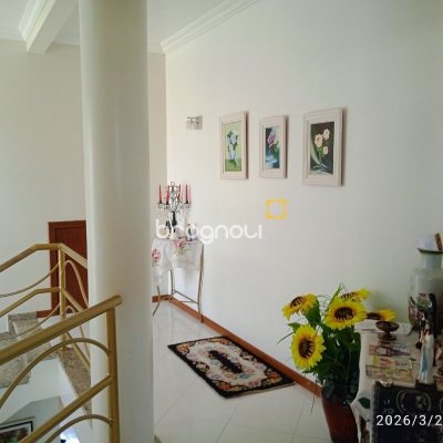Casa de Condomínio com 301m², 4 quartos (sendo 2 suítes), 2 garagens, no bairro Bosque das Mansões em São José