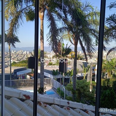 Casa de Condomínio com 301m², 4 quartos (sendo 2 suítes), 2 garagens, no bairro Bosque das Mansões em São José