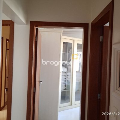 Casa de Condomínio com 301m², 4 quartos (sendo 2 suítes), 2 garagens, no bairro Bosque das Mansões em São José