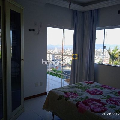 Casa de Condomínio com 301m², 4 quartos (sendo 2 suítes), 2 garagens, no bairro Bosque das Mansões em São José