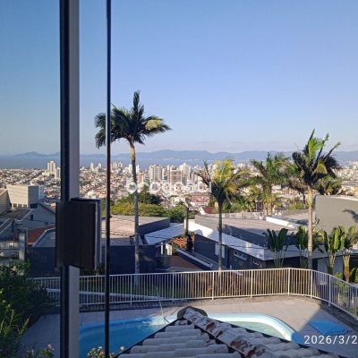 Casa de Condomínio com 301m², 4 quartos (sendo 2 suítes), 2 garagens, no bairro Bosque das Mansões em São José