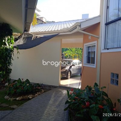 Casa de Condomínio com 301m², 4 quartos (sendo 2 suítes), 2 garagens, no bairro Bosque das Mansões em São José