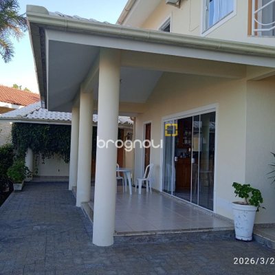 Casa de Condomínio com 301m², 4 quartos (sendo 2 suítes), 2 garagens, no bairro Bosque das Mansões em São José
