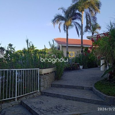 Casa de Condomínio com 301m², 4 quartos (sendo 2 suítes), 2 garagens, no bairro Bosque das Mansões em São José