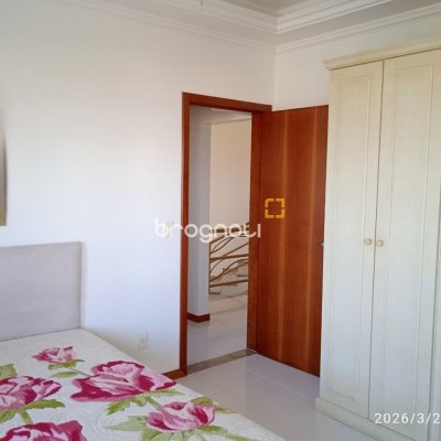 Casa de Condomínio com 301m², 4 quartos (sendo 2 suítes), 2 garagens, no bairro Bosque das Mansões em São José