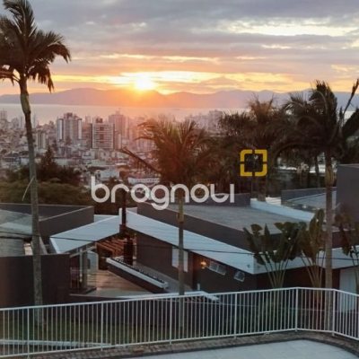 Casa de Condomínio com 301m², 4 quartos (sendo 2 suítes), 2 garagens, no bairro Bosque das Mansões em São José