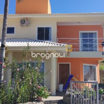 Casa de Condomínio com 301m², 4 quartos (sendo 2 suítes), 2 garagens, no bairro Bosque das Mansões em São José