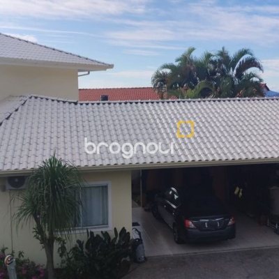 Casa de Condomínio com 301m², 4 quartos (sendo 2 suítes), 2 garagens, no bairro Bosque das Mansões em São José