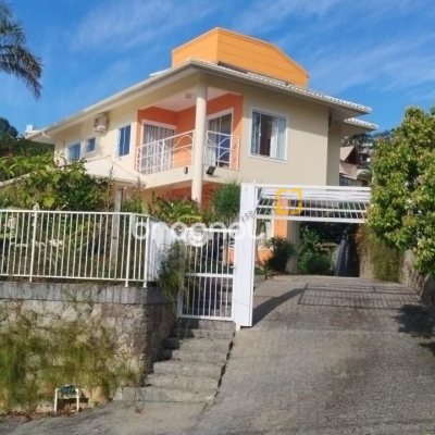 Casa de Condomínio com 301m², 4 quartos (sendo 2 suítes), 2 garagens, no bairro Bosque das Mansões em São José